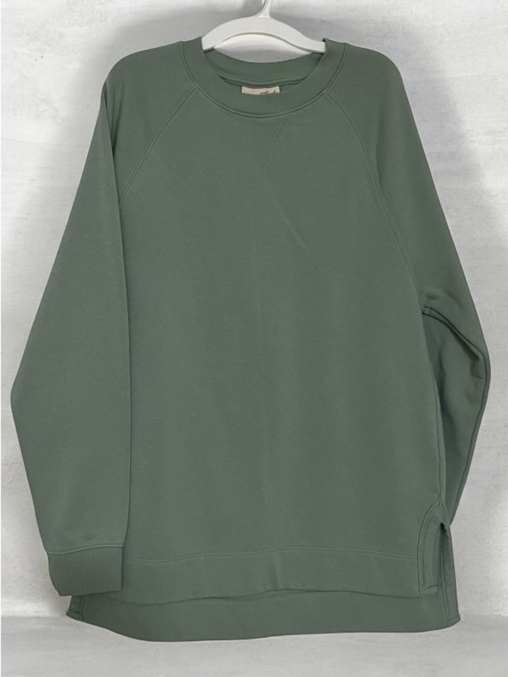 Universal Thread Women’s Raglan Sleeve Crewneck Sweatshirt in Sea Foam Green